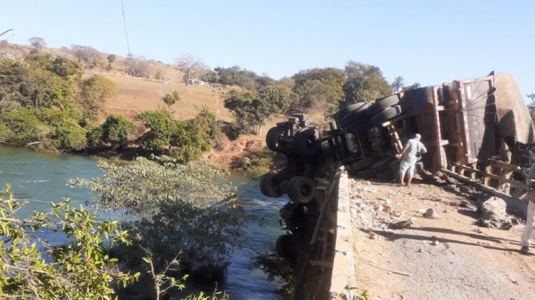 APÓS ACIDENTE ACESSO A PONTE NA GO 210 PRÓXIMO A DAVINÓPOLIS É INTERDITADA PELA GOINFRA PARA MANUTENÇÃO