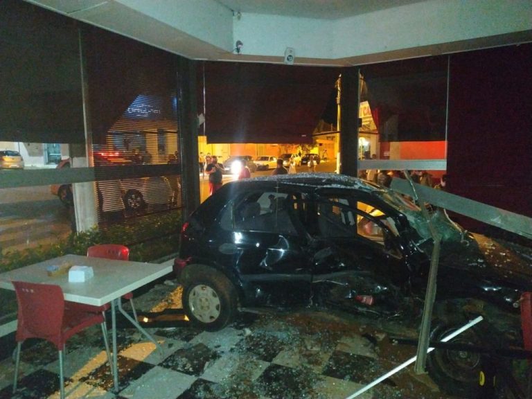 ACIDENTE ENTRE DOIS CARROS DE PASSEIO NA AV. SÃO JOÃO DEIXOU UM HOMEM FERIDO; VEÍCULO FOI PARAR DENTRO DE UMA PADARIA