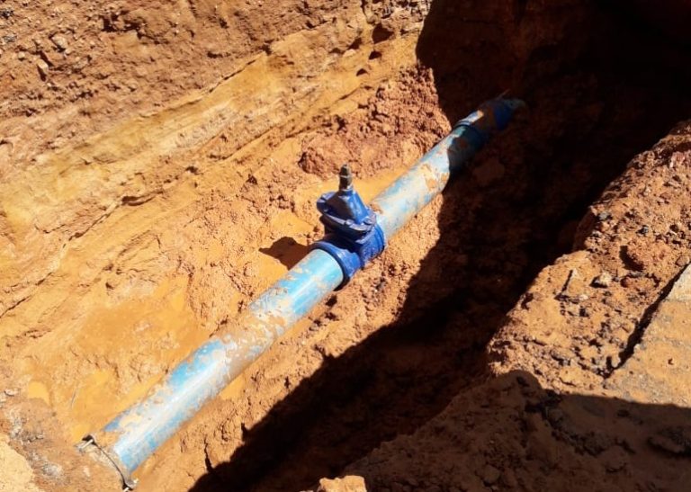 VAZAMENTO JÁ REPARADO, COMPROMETE ABASTECIMENTO DE ÁGUA NO BAIRRO PONTAL NORTE E ADJACÊNCIAS; PREVISÃO É QUE NOITE SISTEMA ESTEJA NORMALIZADO