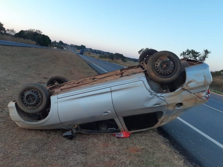 SEM O CINTO DE SEGURANÇA, MENINA DE 11 ANOS DE IDADE FOI ARREMESSADA PARA FORA DO VEÍCULO EM CAPOTAMENTO NA BR 050