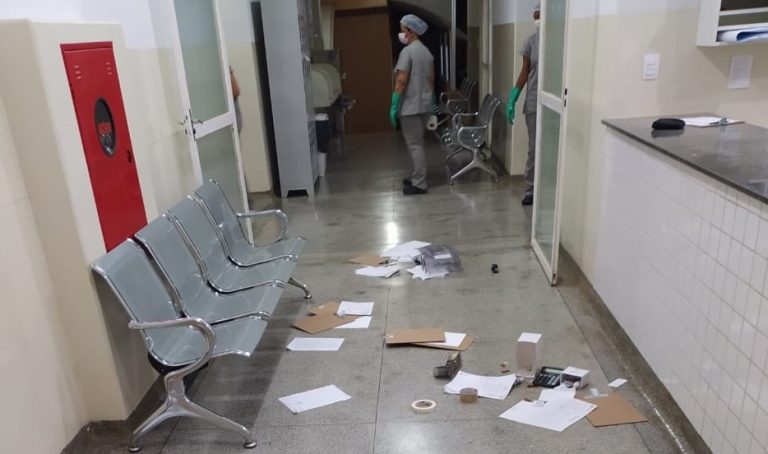 TÉCNICA DE ENFERMAGEM FOI AGREDIDA NO HOSPITAL DE CAMPANHA DE CATALÃO; PROFISSIONAL DA SAÚDE TEVE UMA DAS MÃOS QUEBRADA