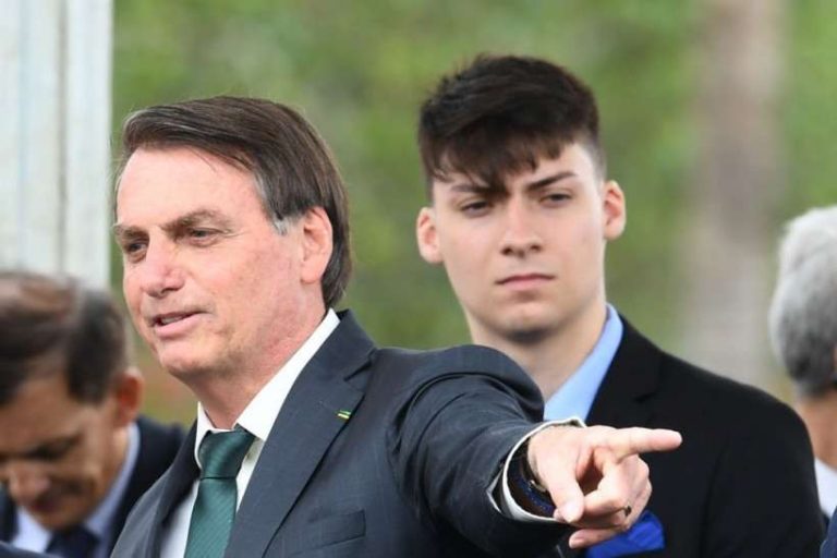 JAIR RENAN, FILHO Nº 4 DE BOLSONARO, É DIAGNOSTICADO COM COVID-19