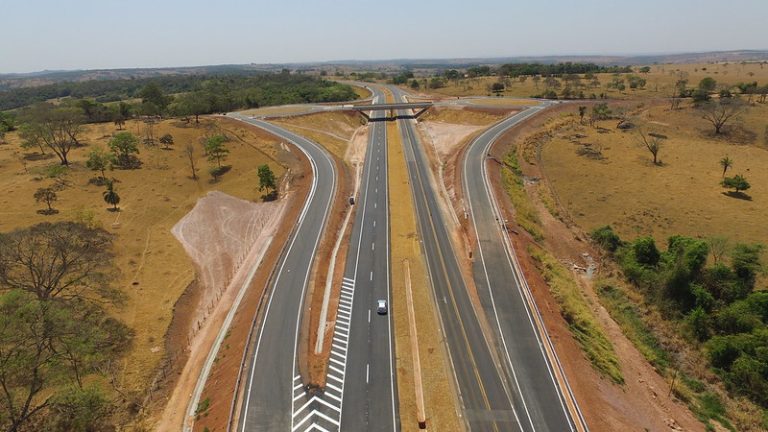 ACONTECE NO FINAL DA MANHÃ DE HOJE, A ENTREGA DE 15 KM DE DUPLICAÇÃO DA BR-050, ENTRE CATALÃO E CUMARI