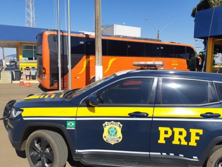 PRF DE CATALÃO APREENDE ÔNIBUS RECHEADO DE MERCADORIAS SEM NOTA