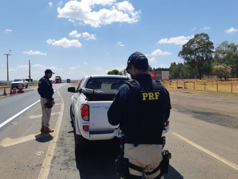 EM CATALÃO, PRF DE CATALÃO FEZ AUTUAÇÃO PARA IDOSO DE 75 ANOS POR ELE TER DEIXADO NETO DE 17 ANOS DIRIGIR CAMINHONETE