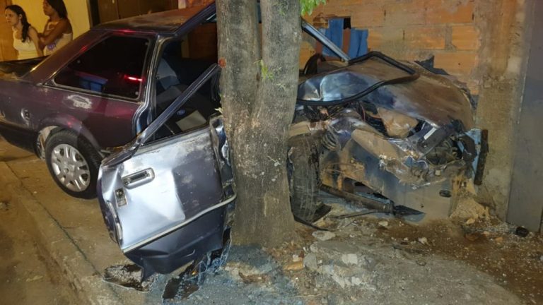 EM CATALÃO, CONDUTOR PERDE O CONTROLE E CHOCA-SE CONTRA ÁRVORE; QUATRO PESSOAS FICARAM PRESAS NAS FERRAGENS