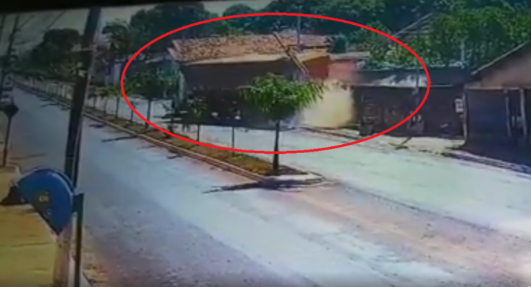 CAMINHÃO DESCE DESGOVERNADO, ATINGE POSTE DE ILUMINAÇÃO E MURO DE RESIDÊNCIA EM GOIANDIRA