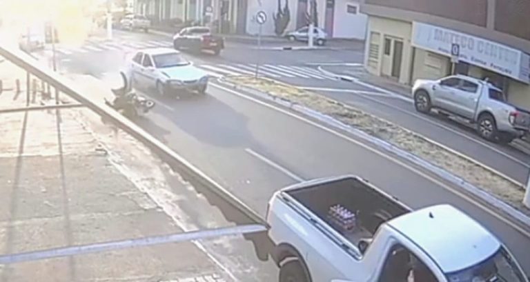 TRÂNSITO: MULHER FICA GRAVEMENTE FERIDA EM ACIDENTE NA AVENIDA JOÃO XXIII, EM CATALÃO; ACIDENTE FOI FLAGRADO POR CÂMERA DE MONITORAMENTO