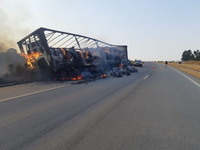 CARRETA DE ALGODÃO PEGA FOGO NA BR 050, EM CAMPO ALEGRE DE GOIÁS