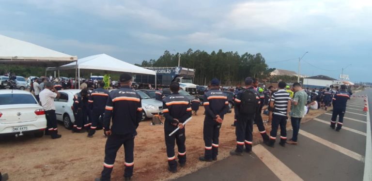 FAGUNDES: FUNCIONÁRIOS EM QUEDA DE BRAÇO COM EMPRESA MANTÊM GREVE