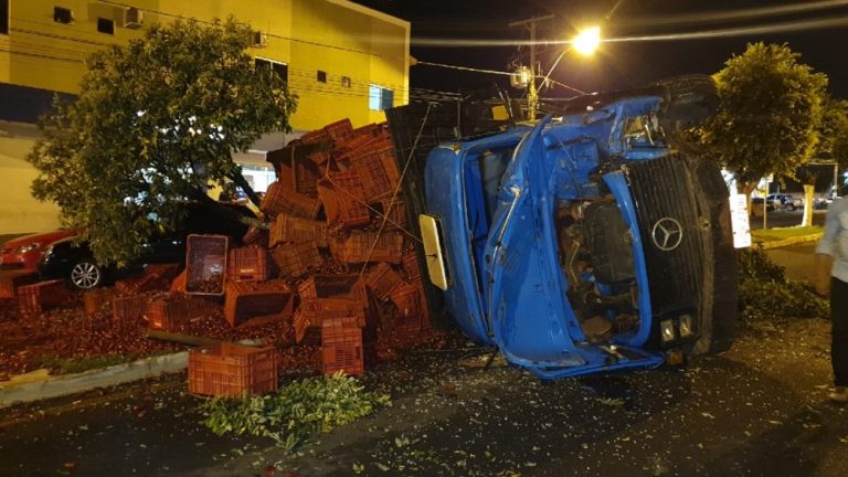 CAMINHÃO TOMBA E ESPALHA PIMENTA EM AVENIDA DE CATALÃO