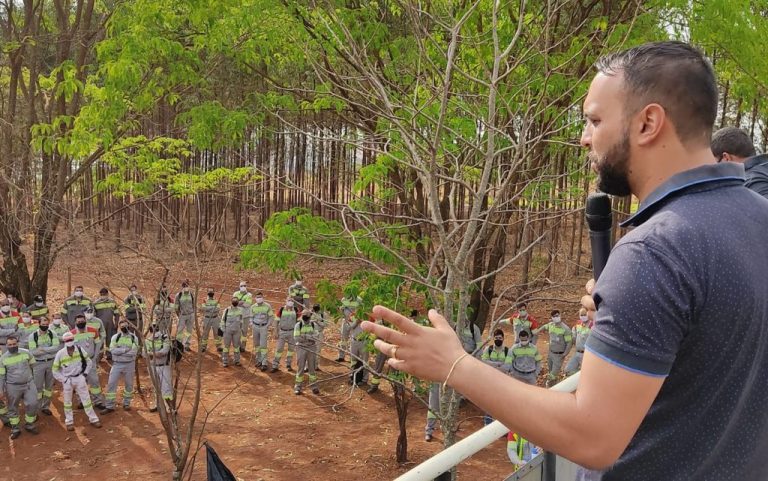 ASSEMBLEIA NA CMOC: FUNCIONÁRIOS DECIDEM SE VOLTAM OU NÃO AO TRABALHO