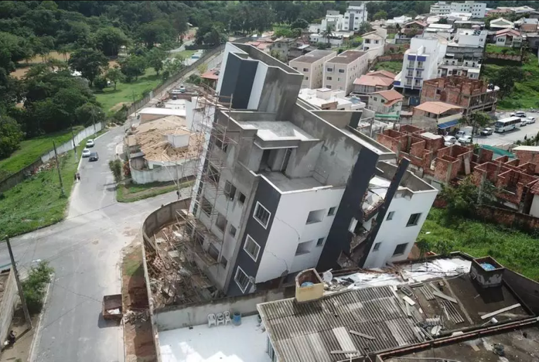 PRÉDIO EM CONSTRUÇÃO TOMBA MINAS GERAIS, E MORADORES VIZINHOS TIVERAM QUE FAZER EVACUAÇÃO