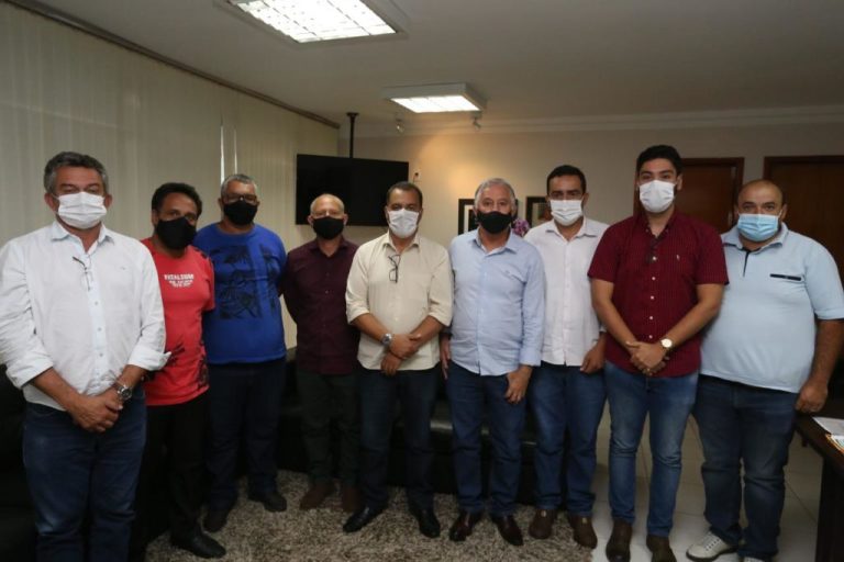 APÓS RECEBER APOIO DOS NOVOS ELEITOS E POSAR PARA FOTO DE DENTRO DO GABINETE DO PREFEITO, JAIR HUMBERTO É O FAVORITO PARA PRESIDIR O LEGISLATIVO CATALANO