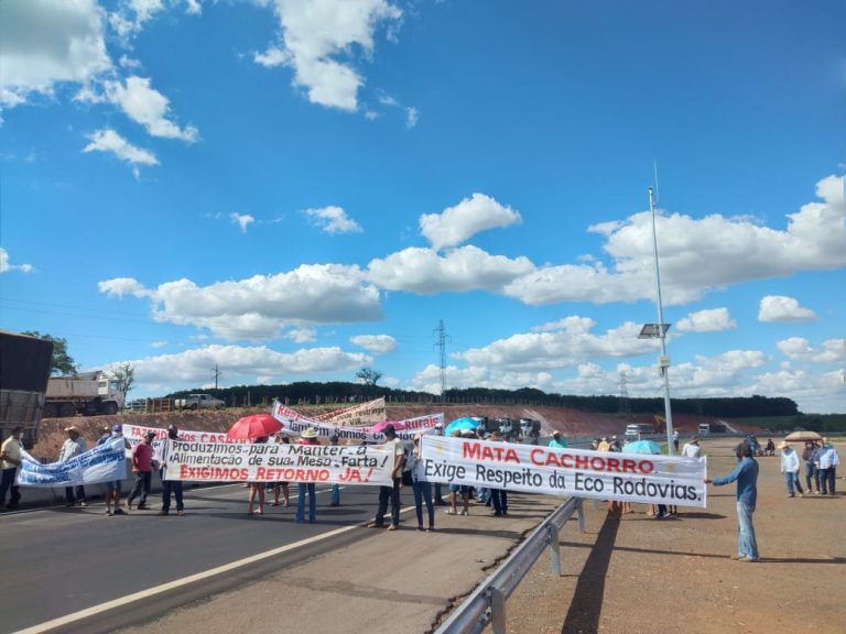 POR FALTA DE ACESSOS, PRODUTORES RURAIS DA COMUNIDADE MATA-CACHORRO FAZEM MANIFESTAÇÃO DEIXANDO PISTA BLOQUEADA POR MAIS DE UMA HORA