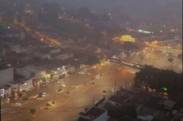 TEMPORAL EM UBERLÂNDIA-MG CAUSA PÂNICO E MEDO AOS MORADORES DA CIDADE; PESSOAS FICARAM ILHADAS, CARROS FORAM ARRASTADOS, CASAS ALAGADAS E UMA PESSOA MORREU