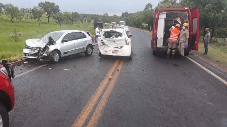 ACIDENTE COM TRÊS VEÍCULOS NA SAÍDA PARA OUVIDOR DEIXOU QUATRO FERIDOS; CAPOTAMENTO NA GO 210 ENTRE CATALÃO E DAVINÓPOLIS DEIXOU CONDUTORA FERIDA