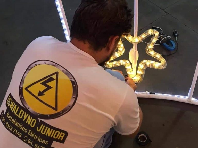 APÓS FOTOS COM FIO DESENCAPADO CIRCULAREM NO WHATSAPP, TÉCNICO FAZ REPARO EM PEÇA DE DECORAÇÃO NATALINA NA PRAÇA DUQUE DE CAXIAS; “NÃO EXISTE RISCO DE CHOQUE”, AFIRMOU AO BADIINHO
