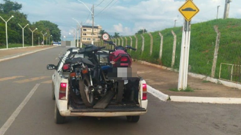 DEU RUIM: PM APREENDE MOTOCICLETAS DURANTE ABORDAGEM EM ALGAZARRA NO INTERIOR DO COMPLEXO DO CLUBE DO POVO; UM JOVEM FOI AUTUADO POR DANO AO PATRIMÔNIO PÚBLICO