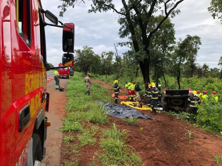 ESTRADAS GOIÁS: CASAL E UMA CRIANÇA DE 10 ANOS MORREM EM GRAVE ACIDENTE NA BR-364 ENTRE JATAÍ E CAÇU