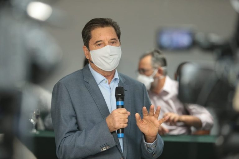 MAGUITO VILELA TEM PERÍODOS PROLONGADOS DE DESPERTAR E JÁ ENTENDE E RESPONDE COM GESTOS DE CABEÇA