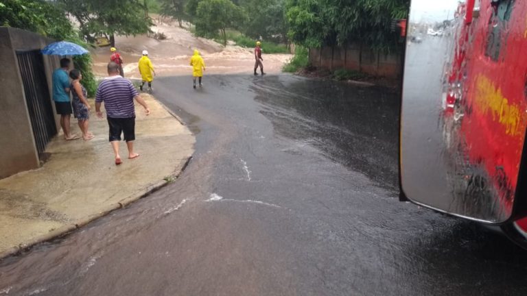 GRANDE VOLUME DE ÁGUA INVADIU CASAS NO MONSENHOR SOUZA, PRÓXIMO AS TRÊS REPRESAS; 21 PESSOAS FORAM AFETADAS, DIZ BOMBEIROS