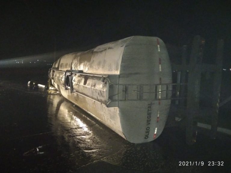 BOMBEIROS REGISTRAM TOMBAMENTO DE CARRETA BI-TREM EM IPAMERI; EM CATALÃO, CONDUTOR COLIDIU-SE CONTRA POSTE DE ILUMINAÇÃO