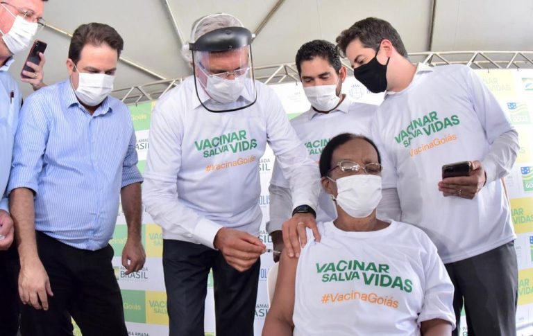 ÚNICO GOVERNADOR MÉDICO DO BRASIL, CAIADO APLICA A PRIMEIRA DOSE DA VACINA CONTRA COVID-19 EM GOIÁS