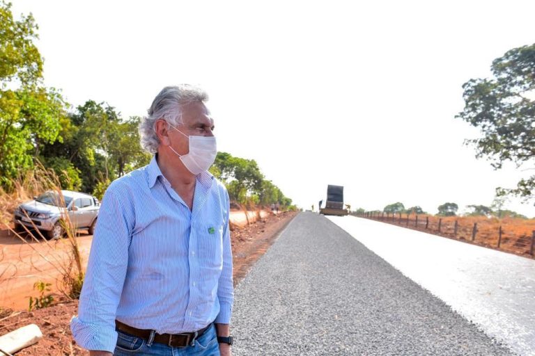 GOVERNO DE GOIÁS ASSINA CONTRATO COM EMPRESAS QUE VÃO PROJETAR RECONSTRUÇÃO DE QUASE 400 KM DA MALHA VIÁRIA DO ESTADO