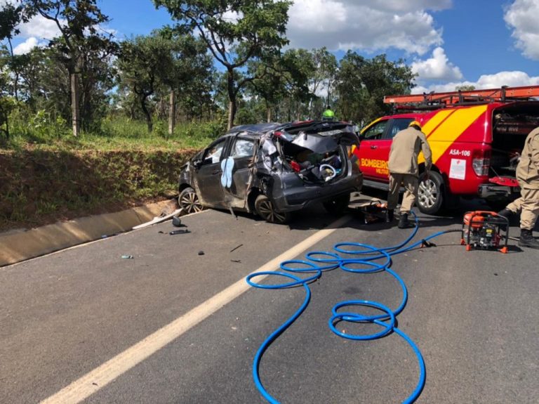 QUATRO PESSOAS DA MESMA FAMÍLIA FICAM FERIDAS EM SAÍDA DE PISTA SEGUIDA DE CAPOTAMENTO NA BR 050; ENTRE OS FERIDOS, ESTAVAM DUAS CRIANÇAS