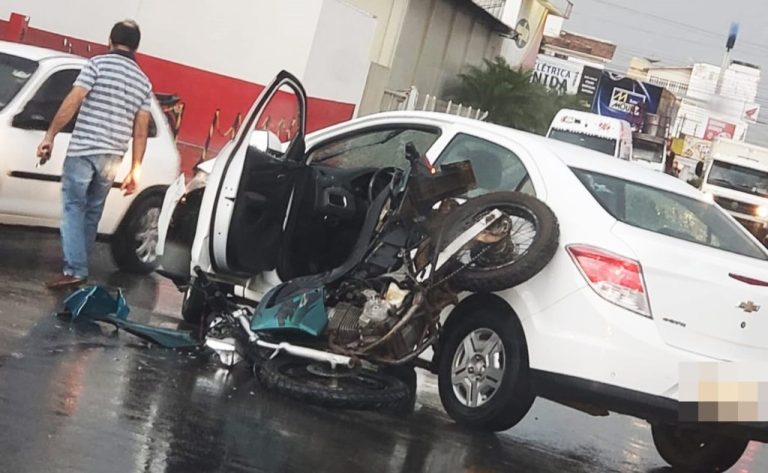 COLISÃO ENTRE MOTO E CARRO É REGISTRADO NA RUA MANDAGUARI, EM FRENTE AO DEPÓSITO DA COCA-COLA