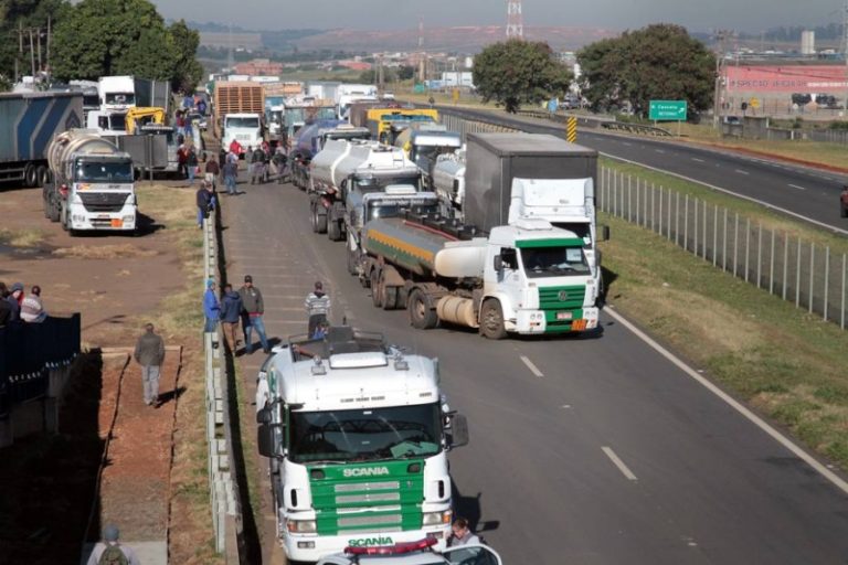 GREVE DOS CAMINHONEIROS É OFICIALMENTE ENCERRADA