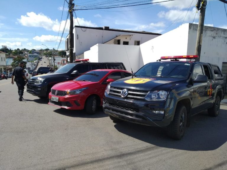 QUADRILHA É PRESA PELO GPT DE CATALÃO; QUATRO HOMENS SÃO SUSPEITOS DE FURTAREM MAIS DE R$ 1 MILHÃO DE REAIS EM CHEQUES E DINHEIRO EM LOJA DE MATERIAIS DE CONSTRUÇÃO, EM IPAMERI