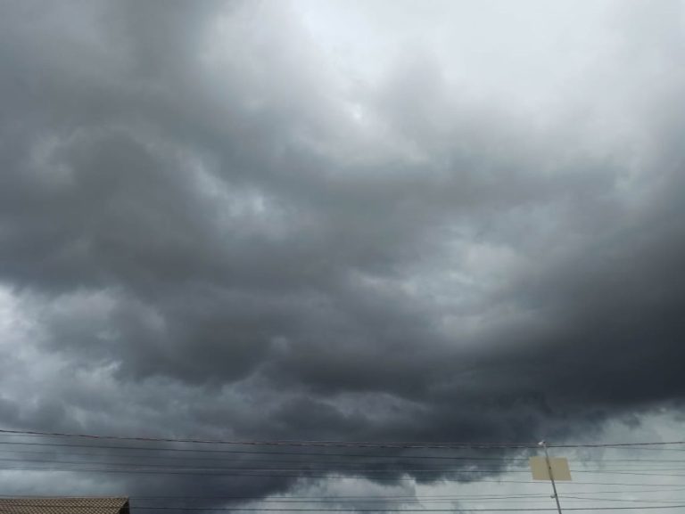 CHUVAS VOLUMOSAS DE FORMAS ISOLADAS, ACOMPANHADAS DE RAJADAS DE VENTOS E DE RAIOS, ESTÃO PREVISTAS PARA O FINAL DE SEMANA