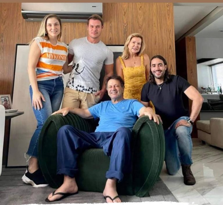 ADIB ELIAS FAZ FOTO AO LADO DA FAMÍLIA; PREFEITO CUMPRE REPOUSO NA CASA DO FILHO, EM SÃO PAULO