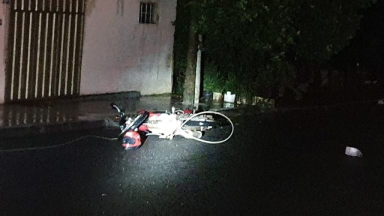 EM CATALÃO, CABO DA REDE ALTA TENSÃO SE ROMPE E PROVOCA ACIDENTE COM MOTOCICLISTA NO BAIRRO SANTA TEREZINHA; MORADORES FEZ QUEIXAS NA DEMORA, E ENEL EMITE NOTA