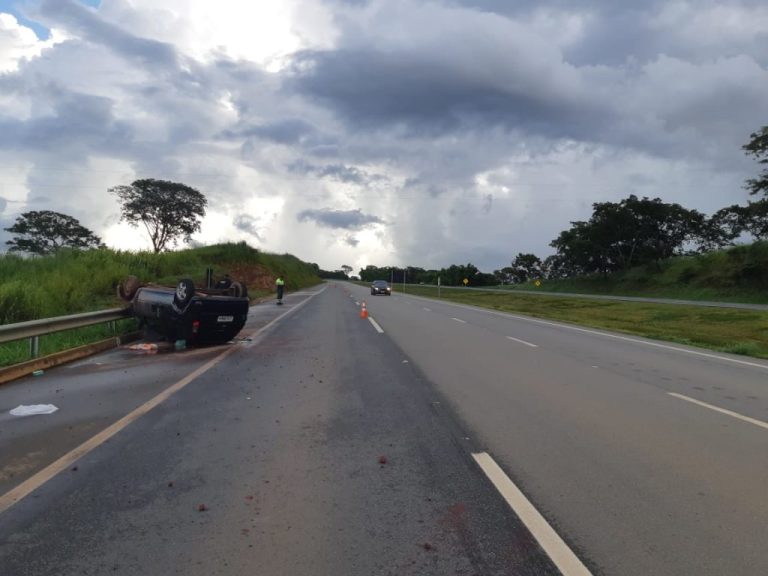 PRF REGISTRA CAPOTAMENTO NA BR-050 NA TARDE DO ÚLTIMO DOMINGO (21); TRÊS PESSOAS ESTAVAM NO VEÍCULO, ENTRE ELAS UMA CRIANÇA DE 4 ANOS