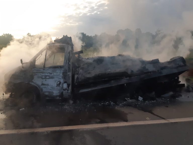 CAMINHÃO REFRIGERADO COM CARNES E FRIOS PEGOU FOGO NA MADRUGA DESTA QUINTA-FEIRA NA BR-050
