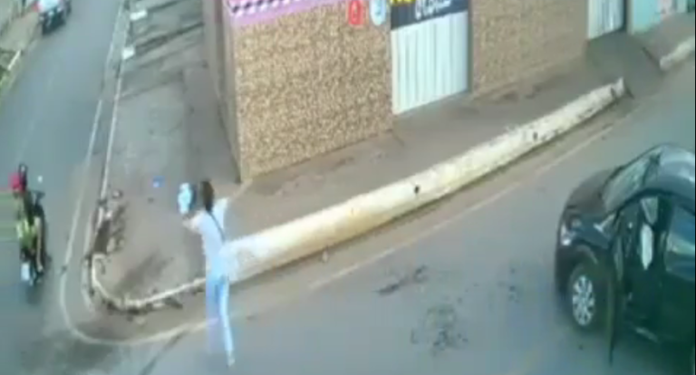 CENAS FORTES – A IMPORTÂNCIA DO USO DA CADEIRINHA: BEBÊ É ARREMESSADO PARA FORA DO VEÍCULO NA BAHIA