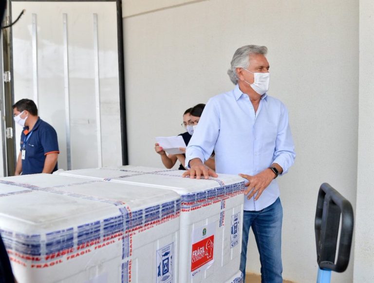 GOIÁS RECEBE MAIS DE 77,8 MIL DOSES DA VACINA CORONAVAC NESTE DOMINGO (07/02)