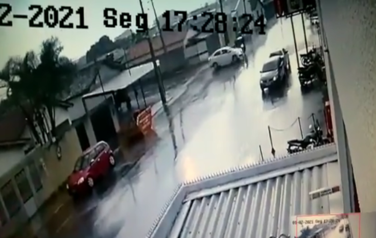 CÂMERA DE MONITORAMENTO FLAGRA ACIDENTE EM FRENTE AO DEPÓSITO DA COCA-COLA EM CATALÃO