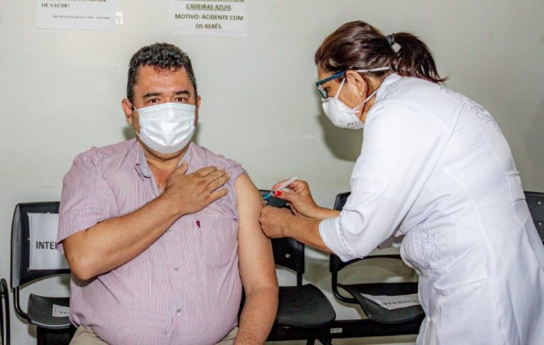 1.100 TRABALHADORES DA SAÚDE DE CATALÃO COMEÇARAM HOJE A RECEBER A 2ª DOSE DA VACINA DA COVID-19