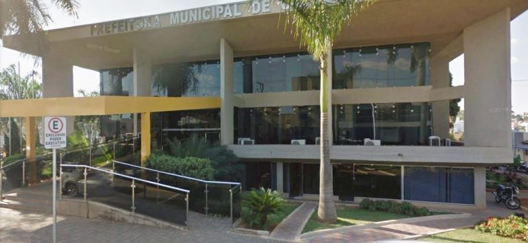 PREFEITO ASSINA O NOVO DECRETO MUNICIPAL EM CATALÃO; SUPERMERCADOS VÃO FUNCIONAR ATÉ ÁS 20 HORAS