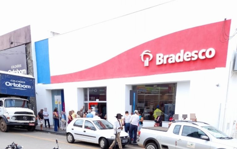 AGLOMERAÇÕES NAS PORTAS DAS AGÊNCIAS BANCÁRIAS DE CATALÃO SÃO REGISTRADAS NESTA MANHÃ DE SEGUNDA-FEIRA (01/03)