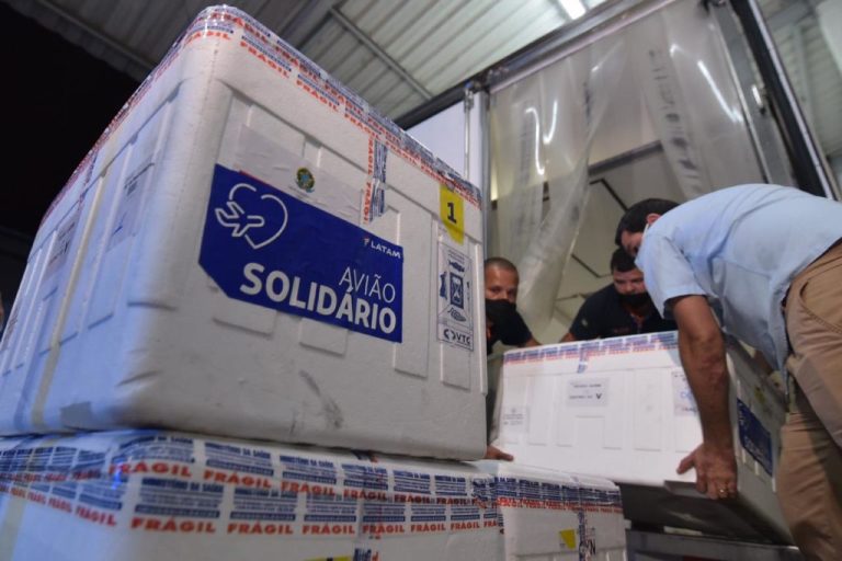 NOVA REMESSA COM 76 MIL DOSES DA VACINA CORONAVAC CHEGARAM EM GOIÁS NA MADRUGADA DE HOJE