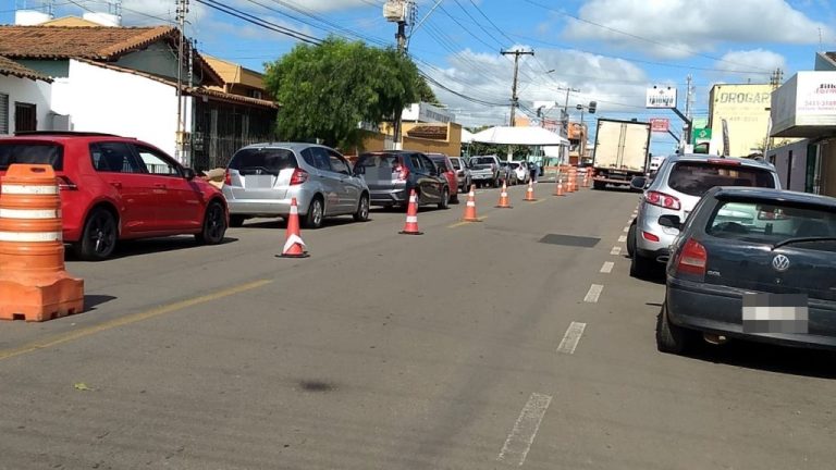 NA BUSCA PELA VACINA CONTRA A COVID-19, FILAS DE VEÍCULOS SE FORMAM NA RUA MAJOR PAULINO, PRÓXIMO AO HOSPITAL DE CAMPANHA; IDOSOS ENTRE 80 A 89 ANOS COMEÇARAM A SER IMUNIZADOS HOJE