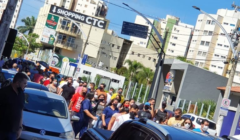 “QUEREMOS TRABALHAR”, FORAM OS GRITOS DE COMERCIANTES DE CALDAS NOVAS AO PROMOVEREM PROTESTO NO PRÉDIO DA PREFEITURA CONTRA DECRETO QUE RESTRINGE AS ATIVIDADES ECONÔMICAS NO MUNICÍPIO