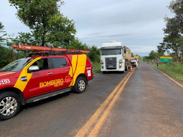 ENGAVETAMENTO ENVOLVENDO QUATRO VEÍCULOS NA GO 330, ENTRE OUVIDOR E CATALÃO, DEIXOU DUAS PESSOAS FERIDAS