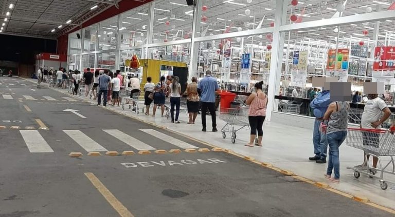 SUPERMERCADOS LOTADOS, ALÉM DE MUITA MOVIMENTAÇÃO DE VEÍCULOS NA MANHÃ DESTE SÁBADO (06), PRIMEIRO DIA DE DECRETO; BADIINHO PERCORREU RUAS E AVENIDAS DE CATALÃO COM TRANSMISSÃO AO VIVO