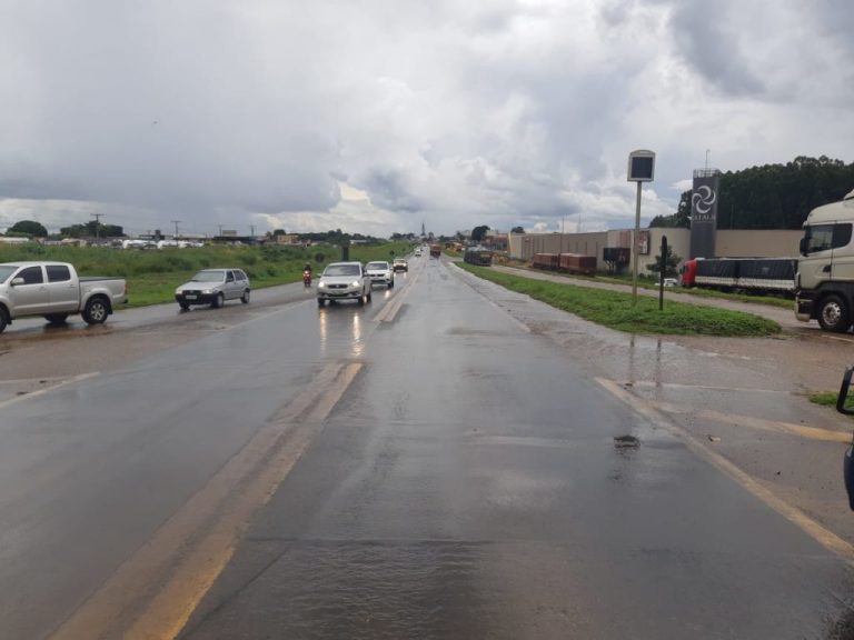 COLISÃO ENTRE DOIS VEÍCULOS NO TREVO DO PONTAL NORTE DEIXOU DUAS PESSOAS FERIDAS LEVEMENTE